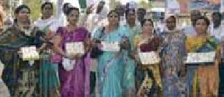 Women's Road to Government Onion Shopping Center | शासकीय कांदा खरेदी केंद्रासाठी महिला रस्त्यावर Women's Road to Government Onion Shopping Center | शासकीय कांदा खरेदी केंद्रासाठी महिला रस्त्यावर