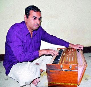 The musician was overcome with blindness | अंधत्वावर मात करत झाला संगीत विशारद