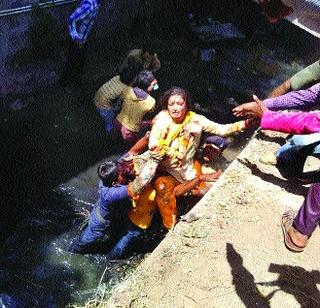 BJP MPs fall into eight feet deep Nallah | भाजपाच्या खासदार पडल्या आठ फूट खोल नाल्यात