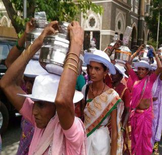 Shocked people attacked the Shahpurwatiya Municipal Corporation on Mumbai | पाण्यासाठी शहापूरवासियांचा मुंबई महानगरपालिकेवर धडक मोर्चा Shocked people attacked the Shahpurwatiya Municipal Corporation on Mumbai | पाण्यासाठी शहापूरवासियांचा मुंबई महानगरपालिकेवर धडक मोर्चा