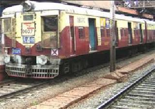 131 Railway workers die on track in six years | सहा वर्षांत ट्रॅकवर १३१ रेल्वे कर्मचाऱ्यांचा मृत्यू