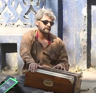 Sonu Nigam has sung a song on the road, earned 12 rupees ... | फकीर बनून सोनू निगमने रस्त्यावर गायले गाणे, कमावले १२ रुपये...