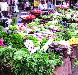 On the vegetable vendor street in Dombivli west | डोंबिवली पश्चिमेत भाजीविक्रेते रस्त्यावर