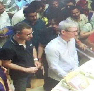 Apple's CEO Tim Cook's SiddhiVinayak Chair | अॅपलचे CEO टीम कूक सिद्धीविनायकाच्या चरणी