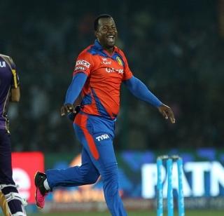 Smith's penetrating bowling; Kolkata's 125 runs against Gujarat | स्मिथची भेदक गोलंदाजी; कोलकात्याचे गुजरातपुढे १२५ धावांचे आव्हान