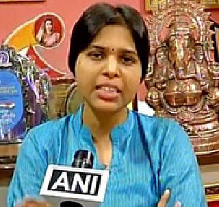 Kapaleshwar temple entry dispute; Thump sandals on Trupti Desai | कपालेश्वर मंदिर प्रवेश वाद; तृप्ती देसाई यांच्यावर चप्पल फेक