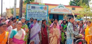 Women laborer | महिला मजुरांचा हल्लाबोल Women laborer | महिला मजुरांचा हल्लाबोल