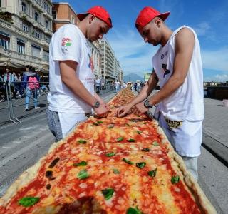 Above ... 2km pizzeria recorded in Guinness book | अबब... २ किमीच्या पिझ्झाची गिनीजबुक मध्ये नोंद