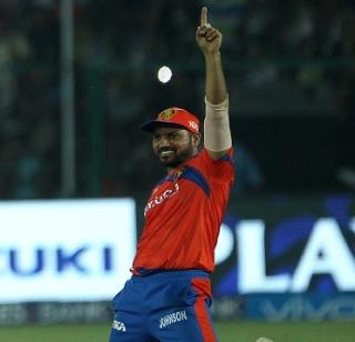 Gujarat beat Kolkata by 6 wickets | गुजरातचा कोलकात्यावर ६ गडी राखून विजय