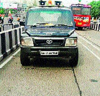 The police van flew away to the girl | पोलीस व्हॅनने युवतीला उडविले