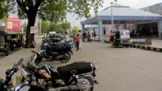 In the 'no parking zone' despite the railway police vehicles | रेल्वे पोलिसांना न जुमानता ‘नो पार्किंग झोन’मध्ये वाहने In the 'no parking zone' despite the railway police vehicles | रेल्वे पोलिसांना न जुमानता ‘नो पार्किंग झोन’मध्ये वाहने