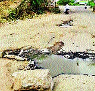 The dangerous pit on the main road to Daund | दौंडला मुख्य रस्त्यावर धोकादायक खड्डा