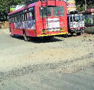 Inconvenience to students due to ST bus | एसटी बसअभावी विद्यार्थ्यांची गैरसोय