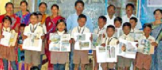 Library creates a library from the trash | शिक्षकाने केली रद्दीतून ग्रंथालय निर्मिती Library creates a library from the trash | शिक्षकाने केली रद्दीतून ग्रंथालय निर्मिती