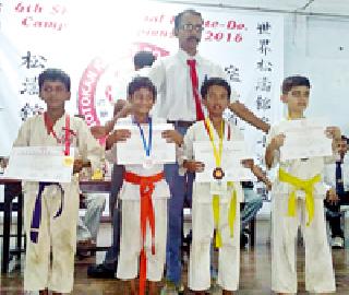 Gadchiroli players shine in national karate competition | राष्ट्रीय कराटे स्पर्धेत गडचिरोलीचे खेळाडू चमकले