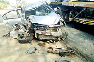 Two deaths in four accidents; Five serious | चार अपघातांत दोघांचा मृत्यू; पाच गंभीर Two deaths in four accidents; Five serious | चार अपघातांत दोघांचा मृत्यू; पाच गंभीर