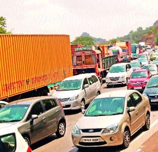 Accelerated traffic disruption | द्रुतगतीवरील वाहतूक विस्कळीत