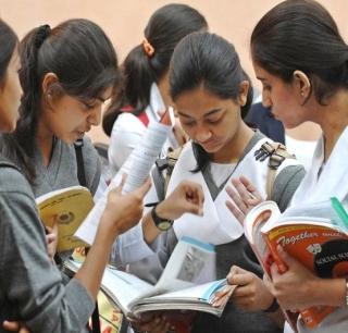 CBSE announces 12th result, daughter gets top position | सीबीएसई १२वीचा निकाल जाहीर, मुलीच ठरल्या अव्वल