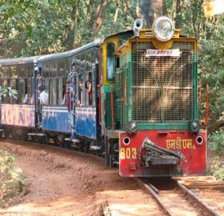 Matheran's mini train marching after the monsoon? | माथेरानच्या मिनी ट्रेनला पावसाळ्यानंतरचा मुहूर्त?