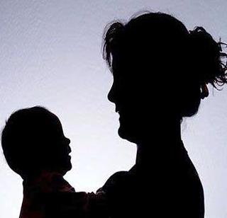 Due to no filing of the name in the hospital, the woman's delivery happened in the street | दवाखान्यात नाव न नोंदवल्याने भर रस्त्यातच झाली महिलेची प्रसूती Due to no filing of the name in the hospital, the woman's delivery happened in the street | दवाखान्यात नाव न नोंदवल्याने भर रस्त्यातच झाली महिलेची प्रसूती