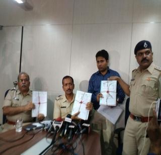 Mumbai University's engineering paper scam exposed by the police | मुंबई विद्यापीठातील इंजीनिअरिंग पेपर घोटाळ्याचा पोलिसांकडून पर्दाफाश Mumbai University's engineering paper scam exposed by the police | मुंबई विद्यापीठातील इंजीनिअरिंग पेपर घोटाळ्याचा पोलिसांकडून पर्दाफाश