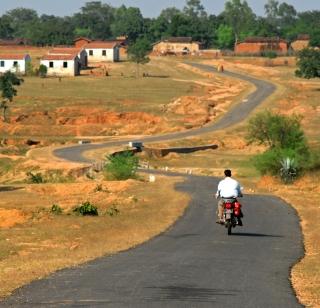 Open the road in river basin immediately | नदीपात्रातील रस्ता त्वरित खुला करावा