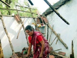 The storm triggered the roof over many houses | वादळाने अनेक घरांवरील छत उडाले