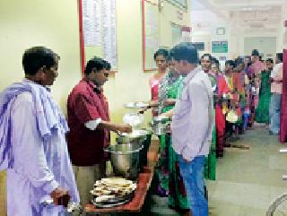 Queue for dinner: | भोजनासाठी रांग :