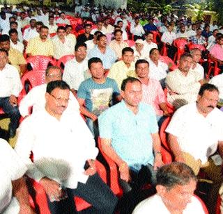Step into the village, break the sticks! | गावात पाऊल ठेवाल, तर तंगड्या तोडू! Step into the village, break the sticks! | गावात पाऊल ठेवाल, तर तंगड्या तोडू!