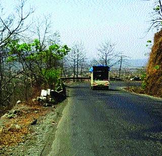The patrols of the road in Bhise Pass are broken | भिसे खिंडीतील रस्त्यावरील संरक्षक कठडे तुटले The patrols of the road in Bhise Pass are broken | भिसे खिंडीतील रस्त्यावरील संरक्षक कठडे तुटले