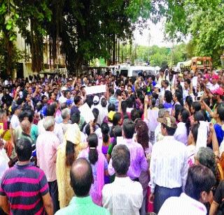 Human chain of two thousand Christian brothers in Poiser | पोईसरमध्ये दोन हजार ख्रिस्ती बांधवांची मानवी साखळी