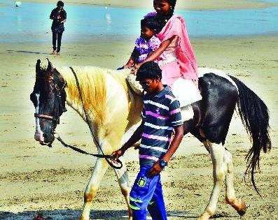 Ganapatipule devotees, Sagar tourists | गणपतीपुळेत भाविक, पर्यटकांचा सागर