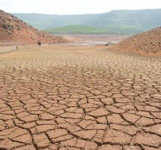 One percent water storage in Marathwada dams | मराठवाड्यातल्या धरणांमध्ये राहिला अवघा 1 टक्के पाणीसाठा