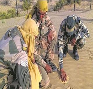 Jaisalmer hit the heat ..! BSF jumps on roasted sand. | जैसलमेरमध्ये उन्हाचा जबर तडाखा..! BSF जवान वाळूवर भाजतात पापड..