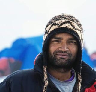 Shaikh Rafiq's tears of tears in his eyes when he was 100 meters from Everest | एव्हरेस्टपासून १०० मीटर अंतरावर असताना शेख रफिकच्या डोळयात तरळले अश्रू