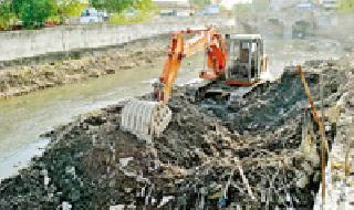 9 3 thousand metric tons of mud removed | ९३ हजार मेट्रिक टन काढला गाळ