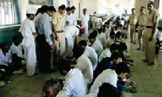 Pledge of peace, non-violence imitation in prison | कारागृहात शांती, अहिंसा अनुकरणाची शपथ Pledge of peace, non-violence imitation in prison | कारागृहात शांती, अहिंसा अनुकरणाची शपथ