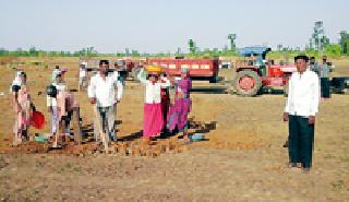 The usual use of tractors at ROHio work | रोहयो कामावर ट्रॅक्टरचा सर्रास वापर