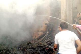 Damage to four lakhs in a fierce fire | भीषण आगीत चार लाखांचे नुकसान