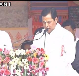 First BJP government in Assam, Sarbananda Sonowal took oath as chief minister | आसाममध्ये प्रथमचं भाजपाचे सरकार, सर्बानंद सोनोवाल यांनी घेतली मुख्यमंत्री पदाची शपथ