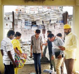 Two lakh textbooks reached | दोन लाख पाठ्यपुस्तके पोहोचली