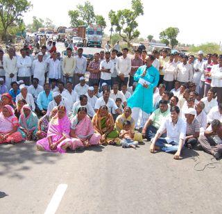 Stop the road for one and a half hour: Nashik-Aurangabad highway disrupted | सुरेगावला दीड तास रस्ता रोको : नाशिक-औरंगाबाद महामार्ग विस्कळीत