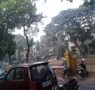 Mumbaikar succumbed to the lightening of the monsoon in Mumbai | मुंबईत पावसाच्या हलक्या सरी, गारव्याने मुंबईकर सुखावले