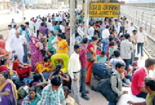 Toilets in two places for thousands of passengers | हजारो प्रवाशांसाठी दोनच ठिकाणी शौचालय