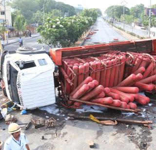 Accident in the pump, the oxygen of the truck hit the container | पिंपरीत अपघात, ट्रकची ऑक्सीजन सिलेंडरच्या कंटेनरला धडक