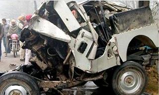 11 dead in a family of a truck-jeep | ट्रक-जीपच्या अपघातात एकाच कुटुंबातील ११ ठार