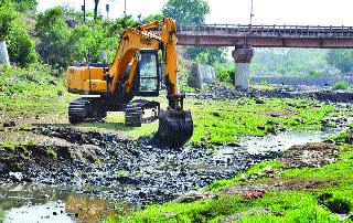 200 truck sludge removed from Valdevi river bed | वालदेवी नदीपात्रातून २०० ट्रक गाळ काढला