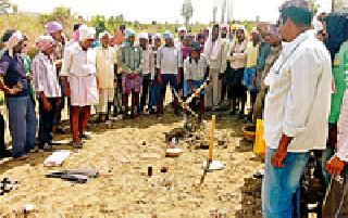 Pond production from labor | श्रमदानातून तलाव निर्मिती