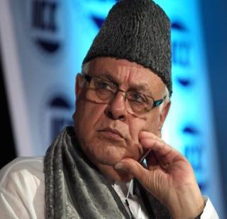 Farooq Abdullah humiliated national anthem? Being busy talking to the phone .. | फारूख अब्दुल्लांनी केला राष्ट्रगीताचा अपमान? फोनवर बोलण्यात होते व्यस्त..