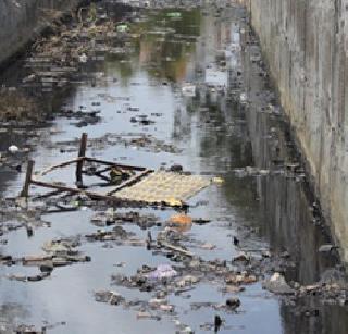 There are no vehicles to carry mud in the drains | नाल्यांमधील गाळ नेण्यासाठी वाहने नाहीत